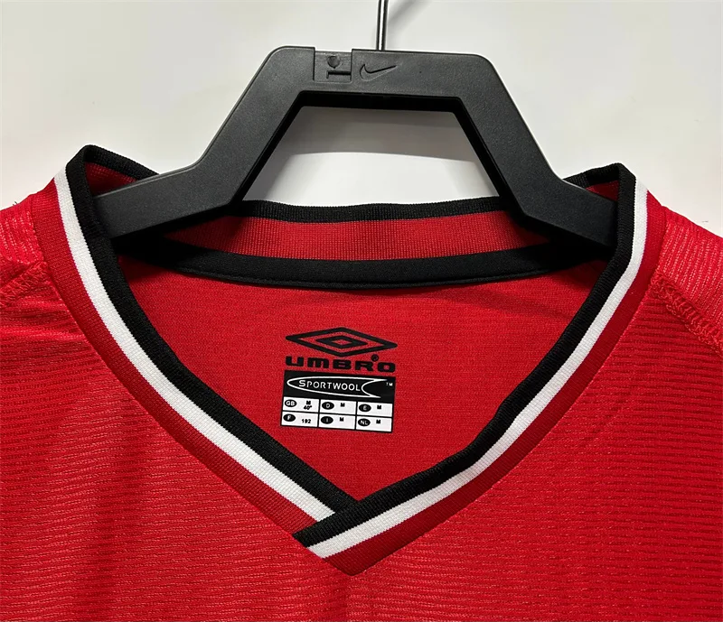 Manchester United 2000/2002 Retro Manchester United Home Football Shirt 2000/2002 — 3