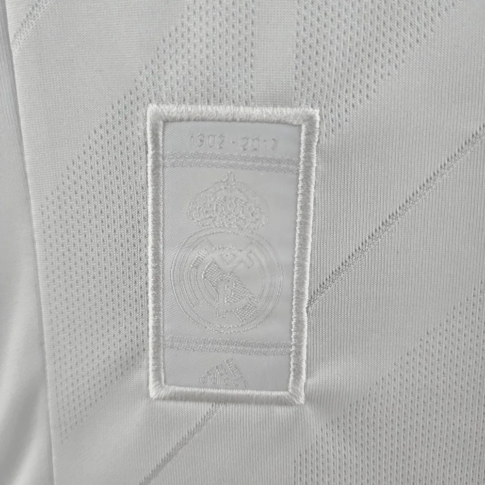 Real Madrid 2017/2018 Retro Real Madrid Local 2017/2018 — 11
